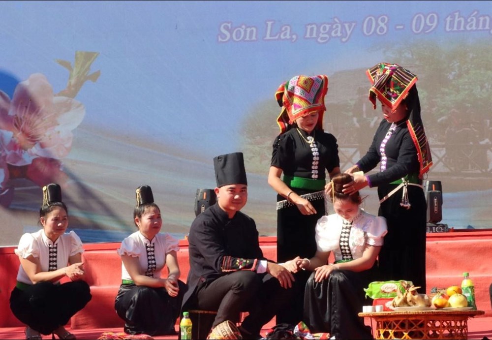 “Tẳng cẩu”- biểu trưng về văn hóa hôn nhân của người Thái đen - ảnh 1