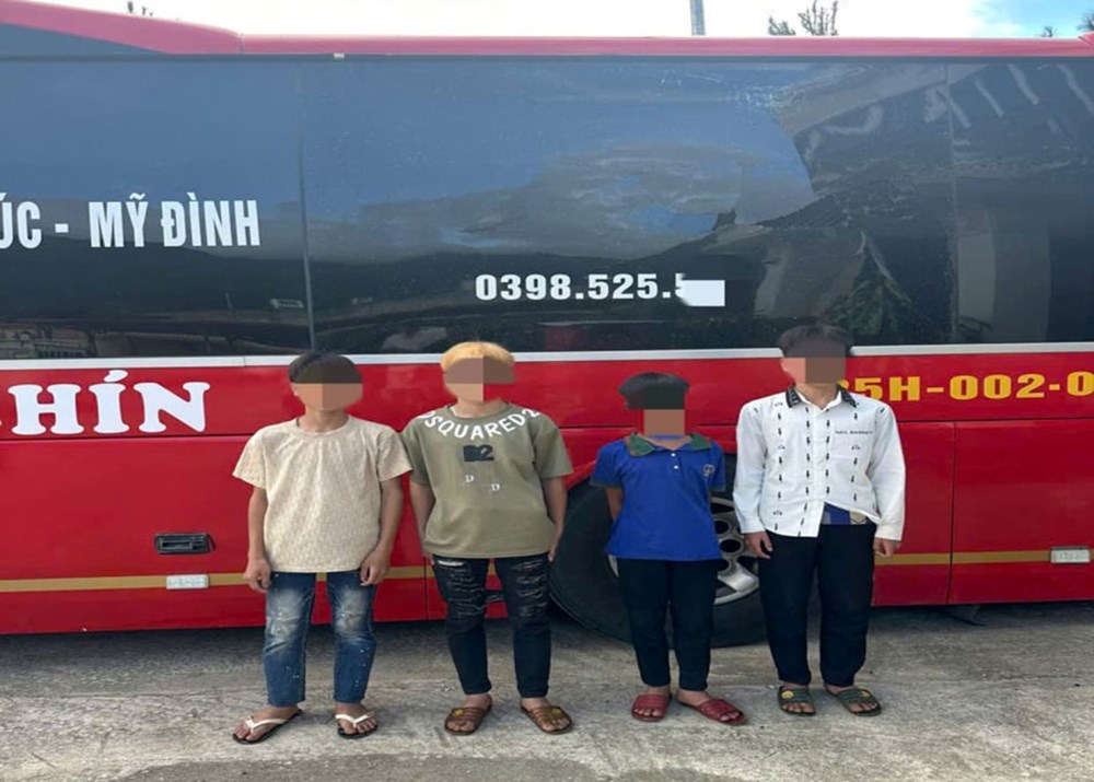 Nhanh chóng xác định 4 đối tượng ném đá vào xe khách trên Quốc lộ 32 - ảnh 1