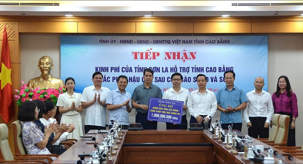 Sơn La trao tặng 1 tỉ đồng ủng hộ nhân dân Cao Bằng khắc phục hậu quả thiên tai - ảnh 1