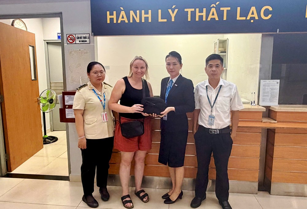 Trao lại tài sản cho khách du lịch bỏ quên trên máy bay khi đến Phú Quốc - ảnh 1