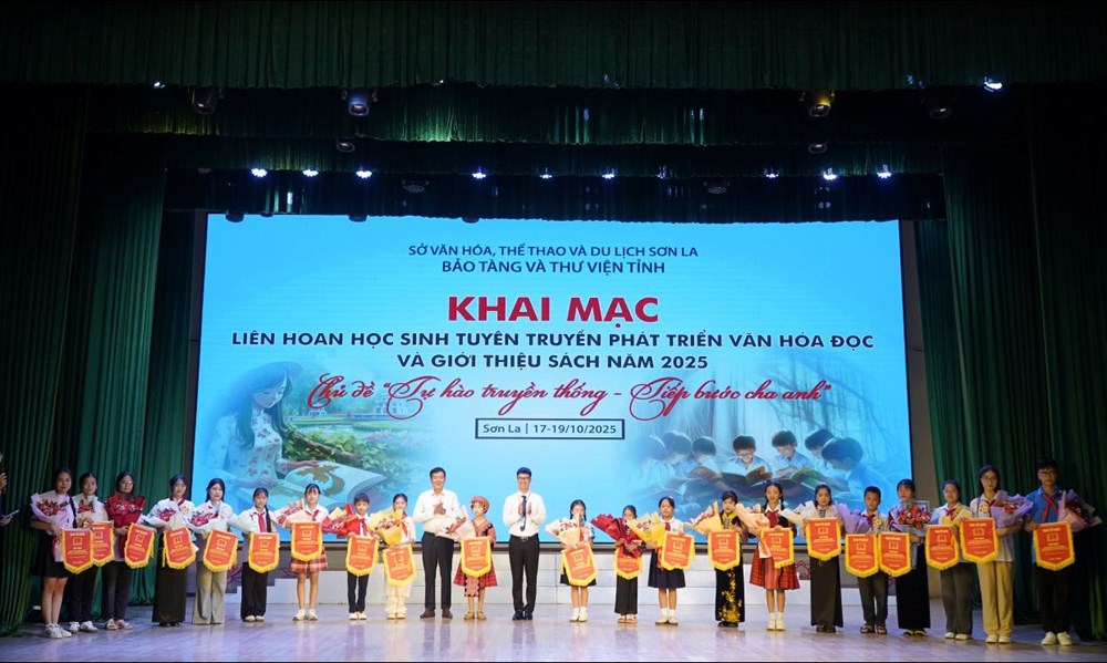 Học sinh Sơn La tự hào truyền thống, tiếp bước cha anh qua từng trang sách - ảnh 1