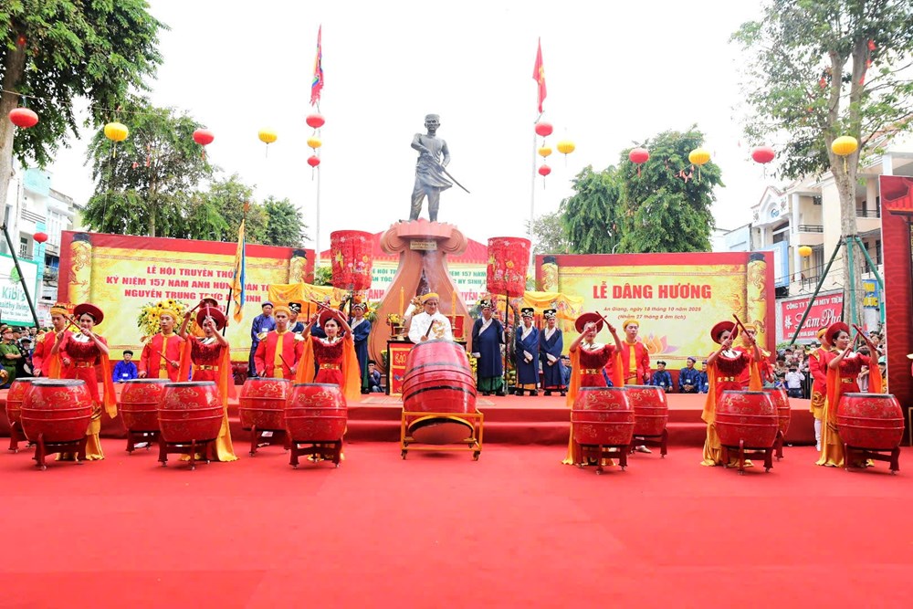 Dâng hương kỷ niệm 157 năm Anh hùng dân tộc Nguyễn Trung Trực hy sinh - ảnh 1