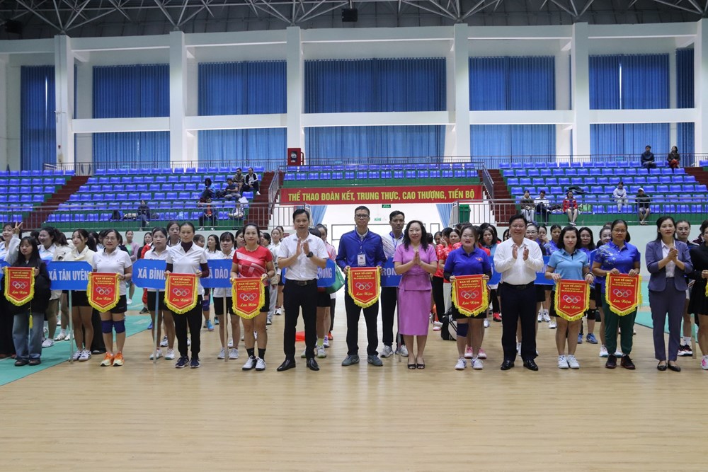 Gần 300 VĐV tham gia Hội thi thể thao phụ nữ tỉnh Lai Châu 2025 - ảnh 1