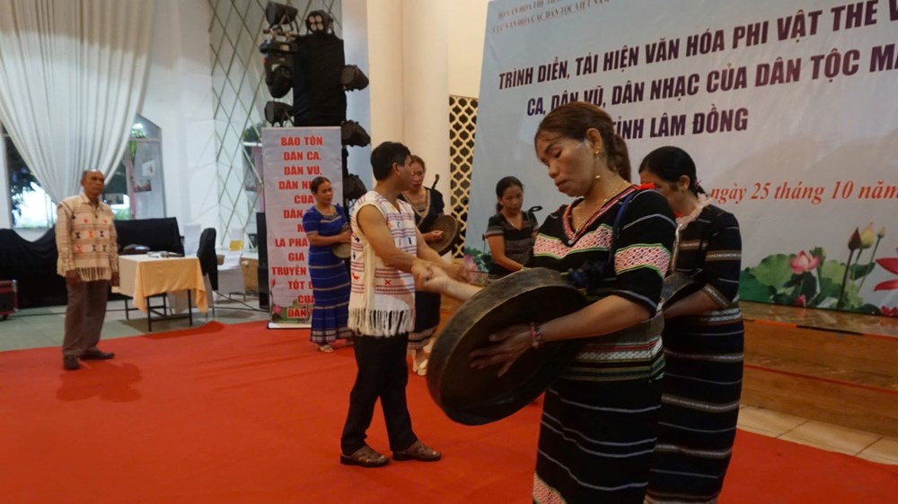 Bế mạc lớp truyền dạy văn hóa phi vật thể dân tộc Mạ ở Lâm Đồng - ảnh 5