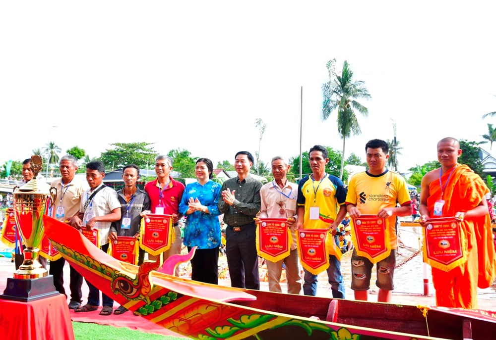 Sôi nổi Giải Đua ghe ngo phường Rạch Giá tỉnh An Giang - ảnh 2