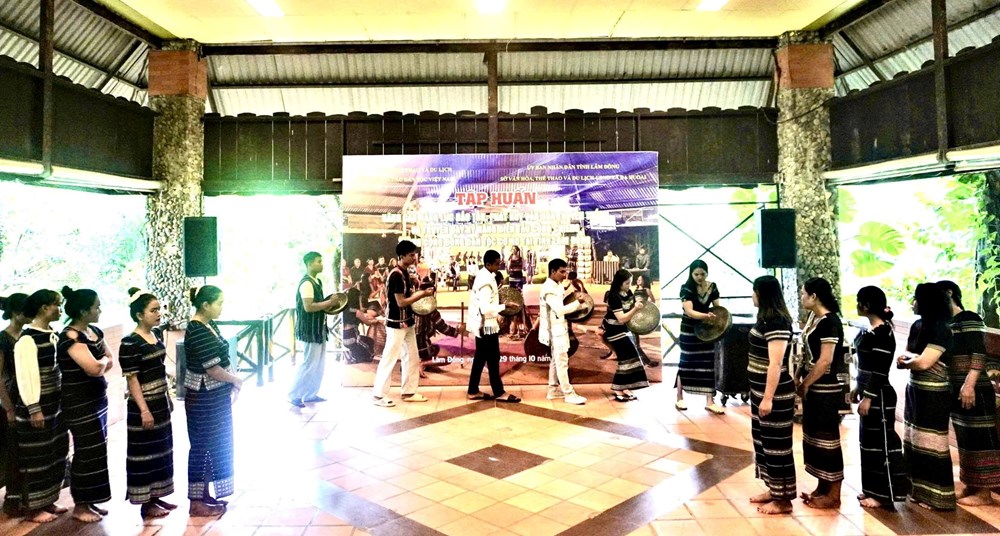 Gắn nghệ thuật diễn tấu cồng chiêng dân tộc Cơ Ho với phát triển du lịch - ảnh 2