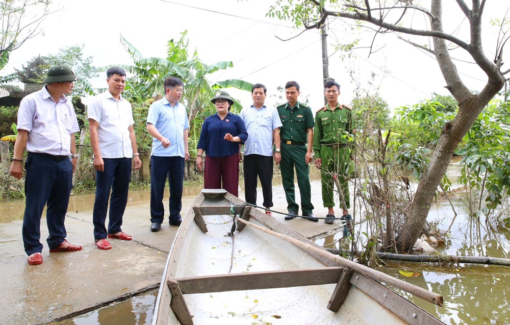 Đoàn đại biểu Quốc hội thành phố Huế thăm hỏi, trao quà hỗ trợ người dân vùng lũ - ảnh 8