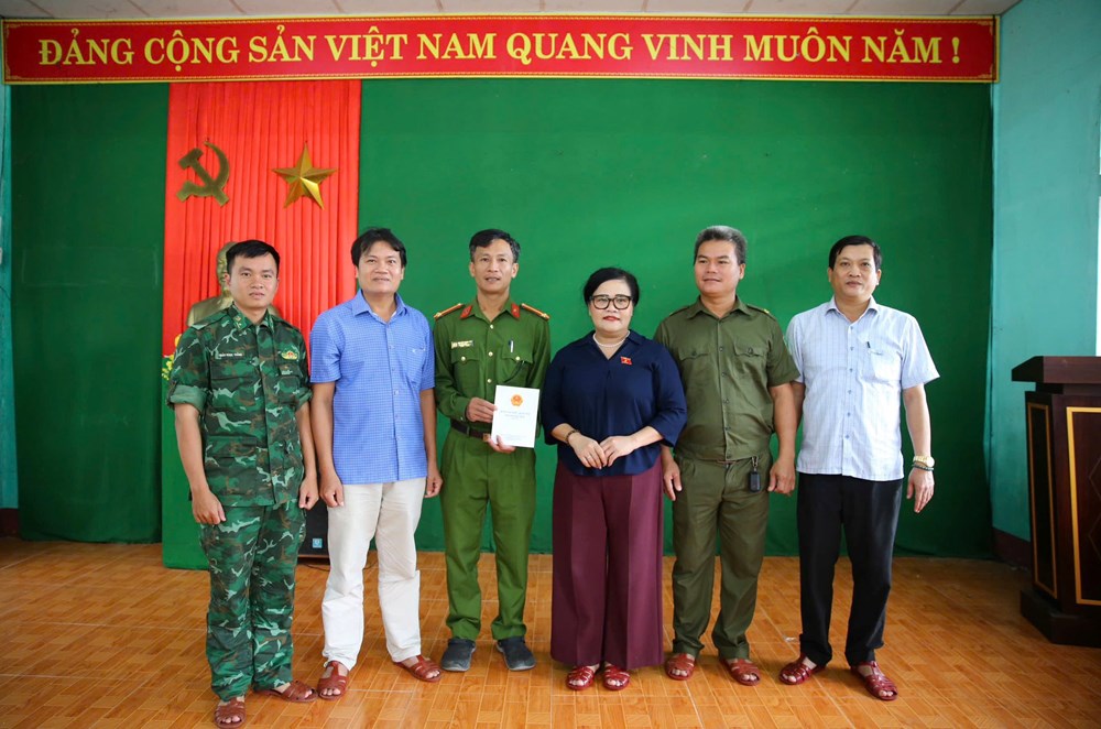 Đoàn đại biểu Quốc hội thành phố Huế thăm hỏi, trao quà hỗ trợ người dân vùng lũ - ảnh 7