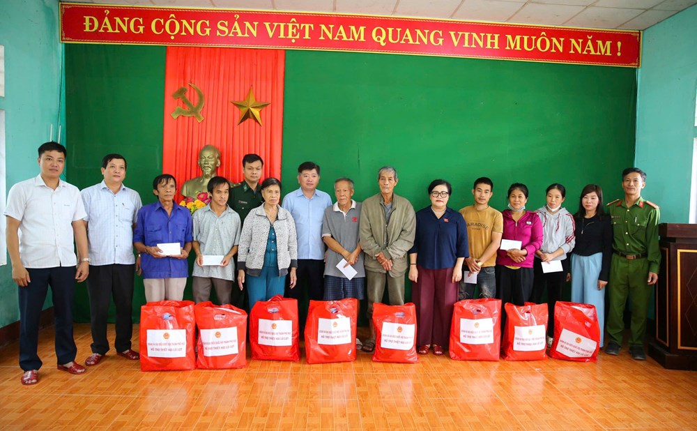 Đoàn đại biểu Quốc hội thành phố Huế thăm hỏi, trao quà hỗ trợ người dân vùng lũ - ảnh 6