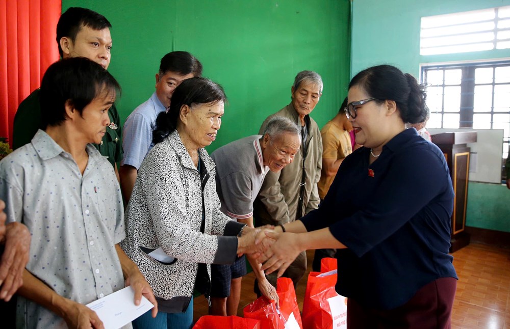Đoàn đại biểu Quốc hội thành phố Huế thăm hỏi, trao quà hỗ trợ người dân vùng lũ - ảnh 5