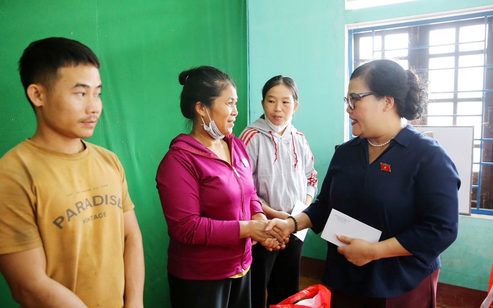 Đoàn đại biểu Quốc hội thành phố Huế thăm hỏi, trao quà hỗ trợ người dân vùng lũ - ảnh 4