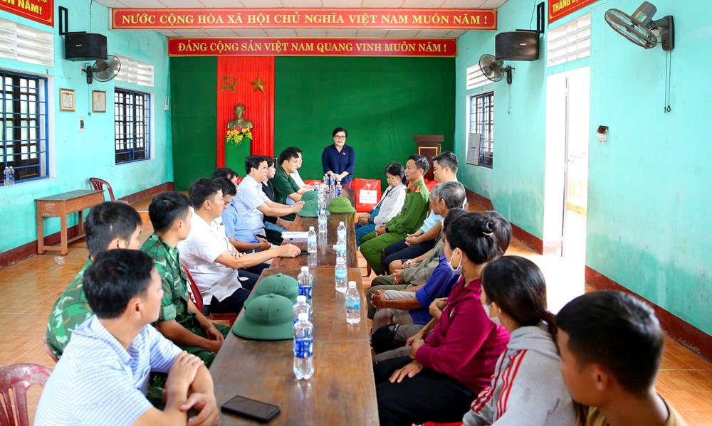 Đoàn đại biểu Quốc hội thành phố Huế thăm hỏi, trao quà hỗ trợ người dân vùng lũ - ảnh 3