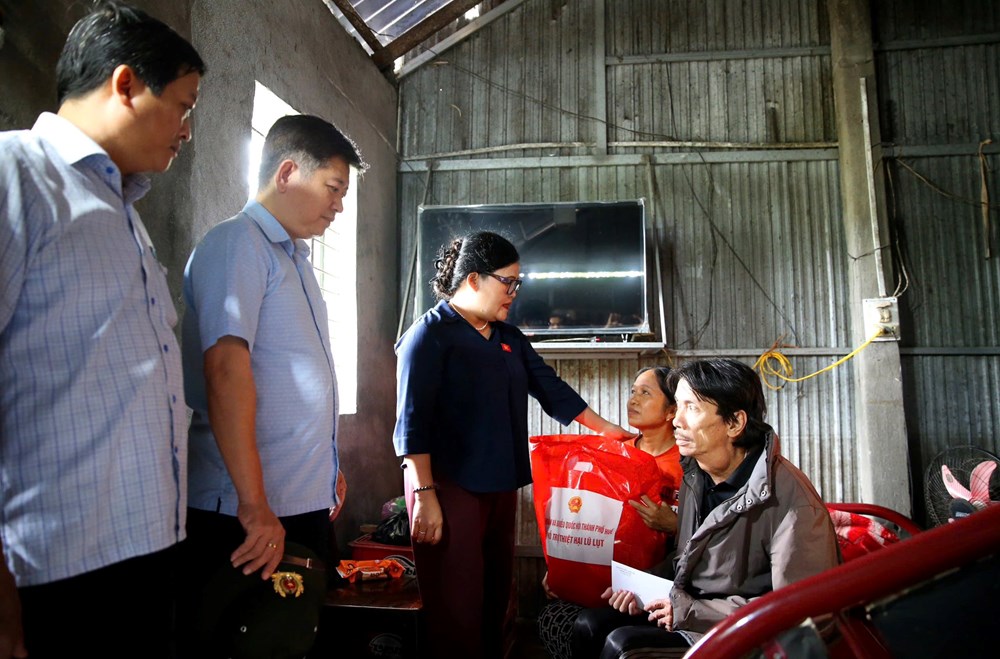 Đoàn đại biểu Quốc hội thành phố Huế thăm hỏi, trao quà hỗ trợ người dân vùng lũ - ảnh 2