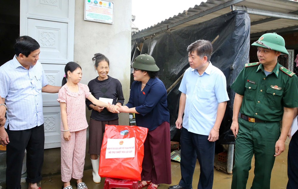 Đoàn đại biểu Quốc hội thành phố Huế thăm hỏi, trao quà hỗ trợ người dân vùng lũ - ảnh 1