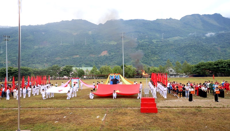 Sôi nổi hoạt động thi đấu thể thao quần chúng các dân tộc ở Mường Lay - ảnh 1