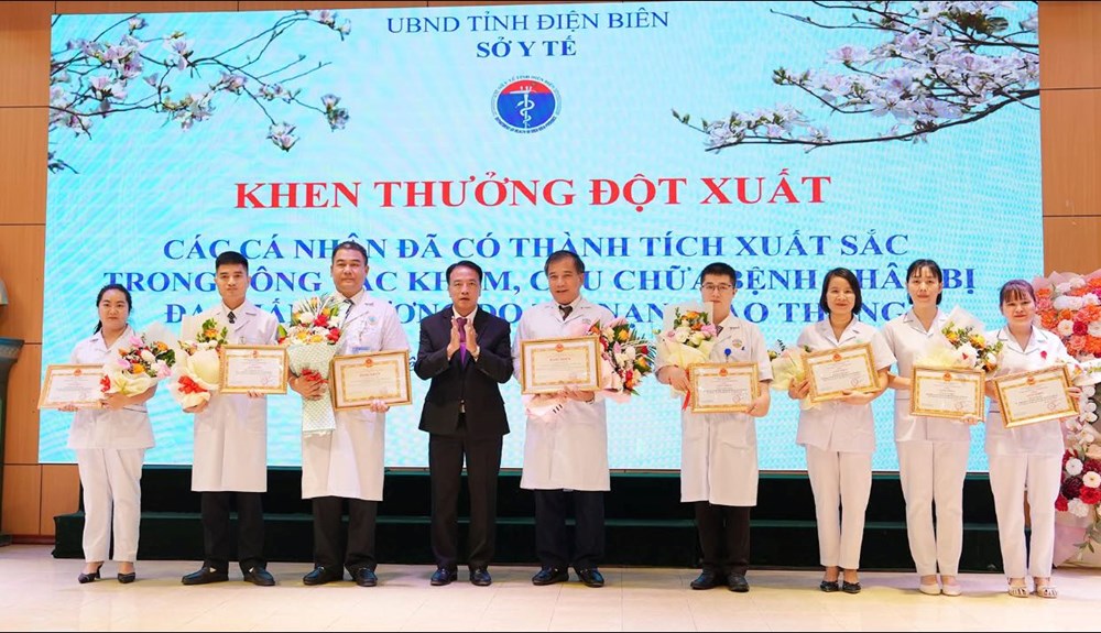 Khen thưởng các y bác sĩ nỗ lực cứu chữa bệnh nhân gần đứt rời cẳng chân - ảnh 1