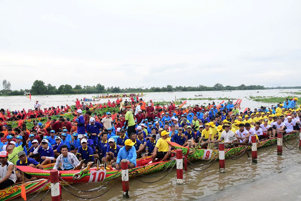 Hàng ngàn người dân An Giang náo nức xem đua ghe ngo - ảnh 1