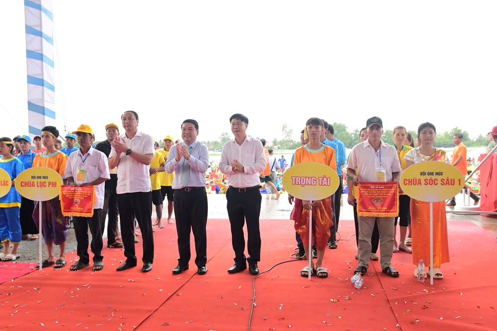 Hàng ngàn người dân An Giang náo nức xem đua ghe ngo - ảnh 2