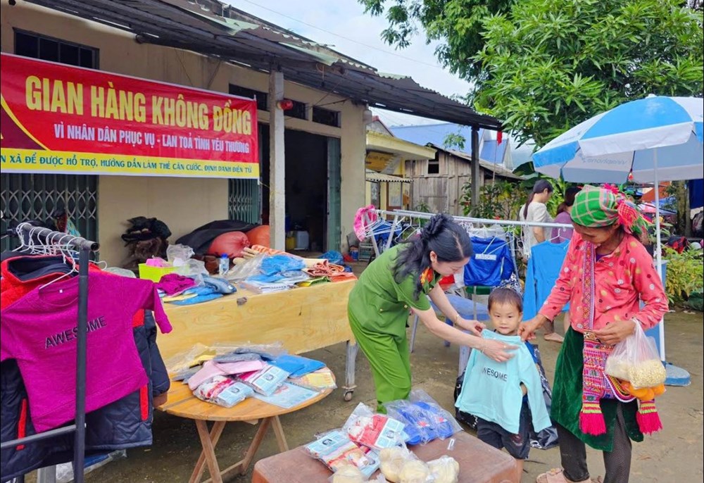 Ấm áp “Gian hàng 0 đồng” lan tỏa yêu thương đến người dân vùng cao - ảnh 2