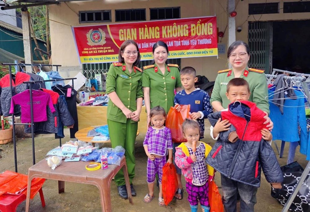 Ấm áp “Gian hàng 0 đồng” lan tỏa yêu thương đến người dân vùng cao - ảnh 1
