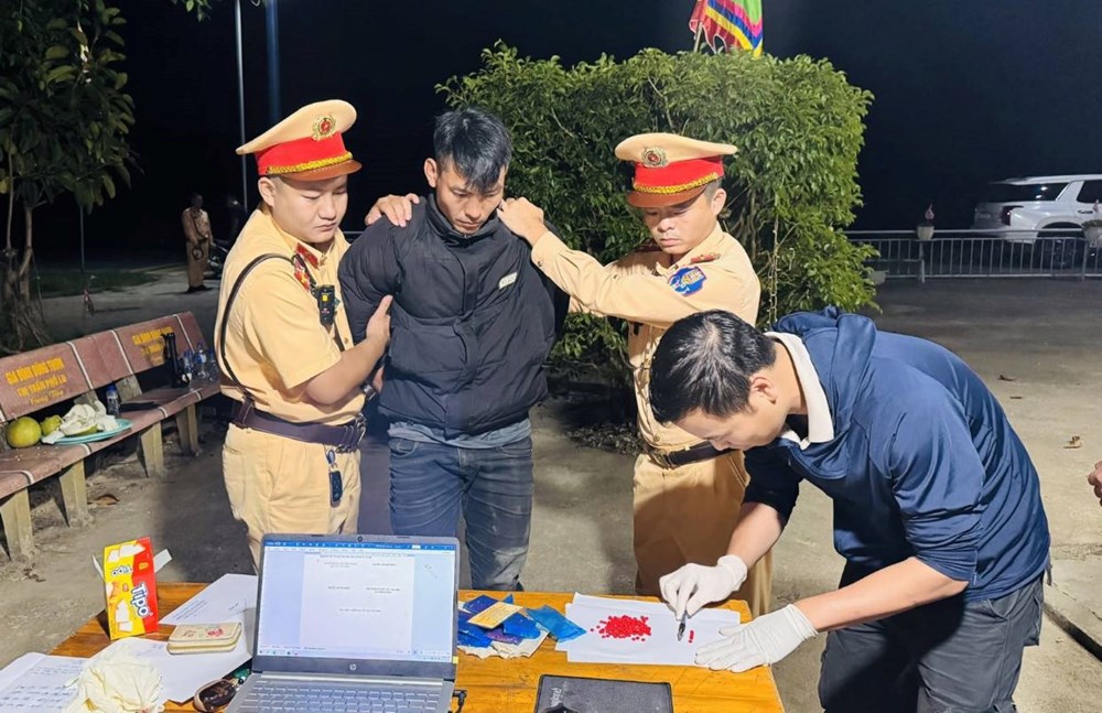 Bắt quả tang 2 đối tượng mua bán trái phép 1.400 viên ma túy tổng hợp - ảnh 1