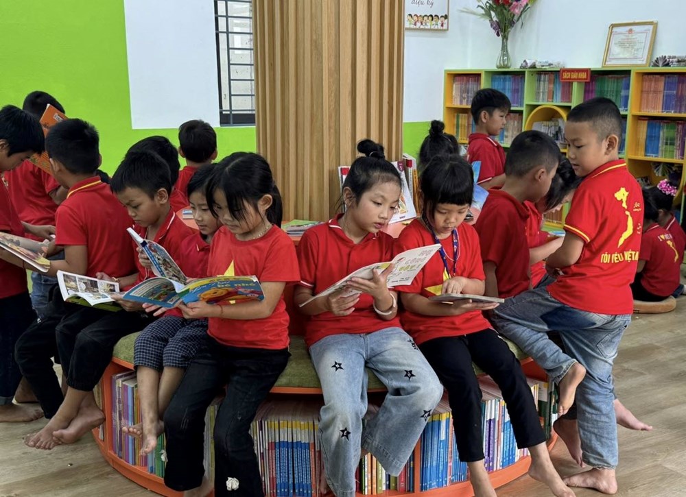 Bàn giao thư viện thân thiện cho học sinh xã vùng cao Yên Thành - ảnh 2