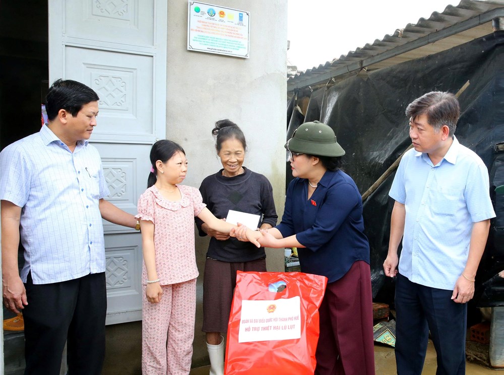 Đoàn đại biểu Quốc hội, HĐND thành phố Huế thăm hỏi, trao quà hỗ trợ người dân vùng lũ - ảnh 1