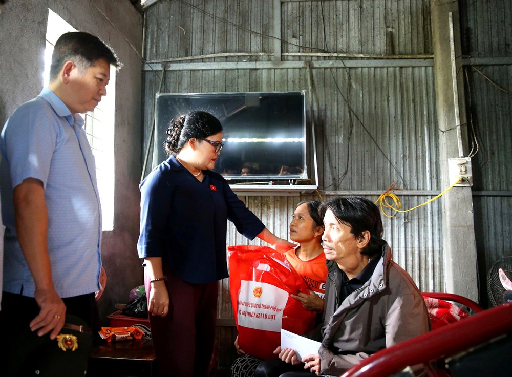 Đoàn đại biểu Quốc hội, HĐND thành phố Huế thăm hỏi, trao quà hỗ trợ người dân vùng lũ - ảnh 2