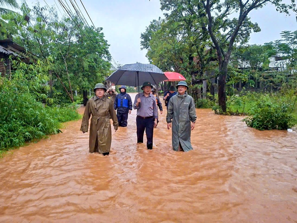 Đoàn đại biểu Quốc hội, HĐND thành phố Huế thăm hỏi, trao quà hỗ trợ người dân vùng lũ - ảnh 11