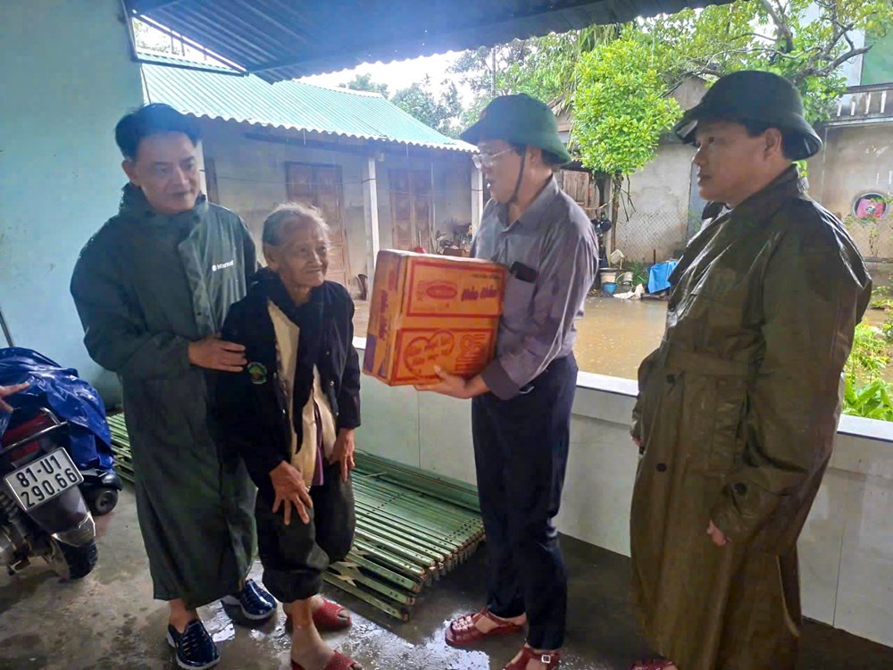 Đoàn đại biểu Quốc hội, HĐND thành phố Huế thăm hỏi, trao quà hỗ trợ người dân vùng lũ - ảnh 12
