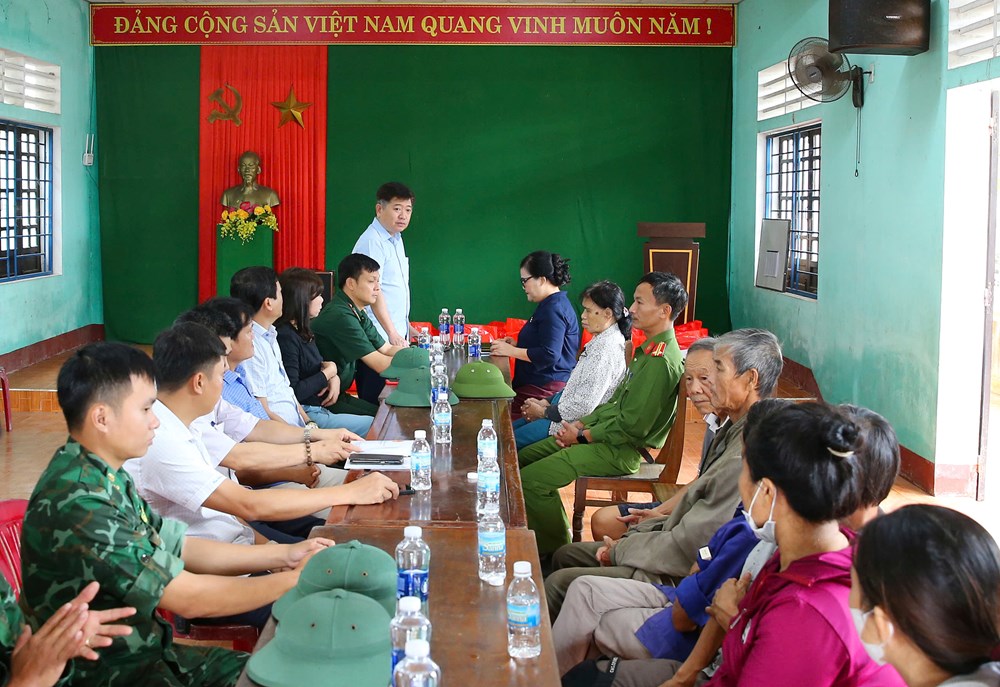 Đoàn đại biểu Quốc hội, HĐND thành phố Huế thăm hỏi, trao quà hỗ trợ người dân vùng lũ - ảnh 4