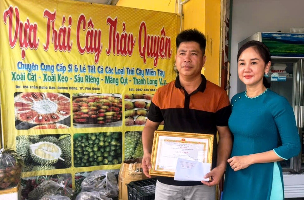 Khen thưởng người bán trái cây giúp du khách Hàn Quốc tìm mẹ - ảnh 1