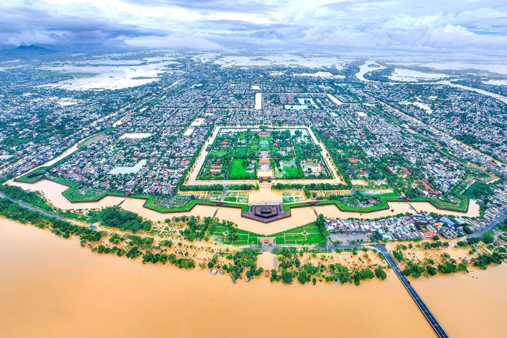 Đoàn đại biểu Quốc hội, HĐND thành phố Huế thăm hỏi, trao quà hỗ trợ người dân vùng lũ - ảnh 5