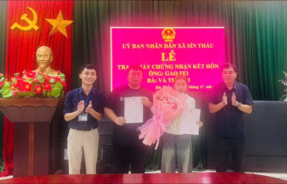 Cặp đôi có yếu tố nước ngoài đầu tiên đăng ký kết hôn ở xã biên giới Sín Thầu - ảnh 1