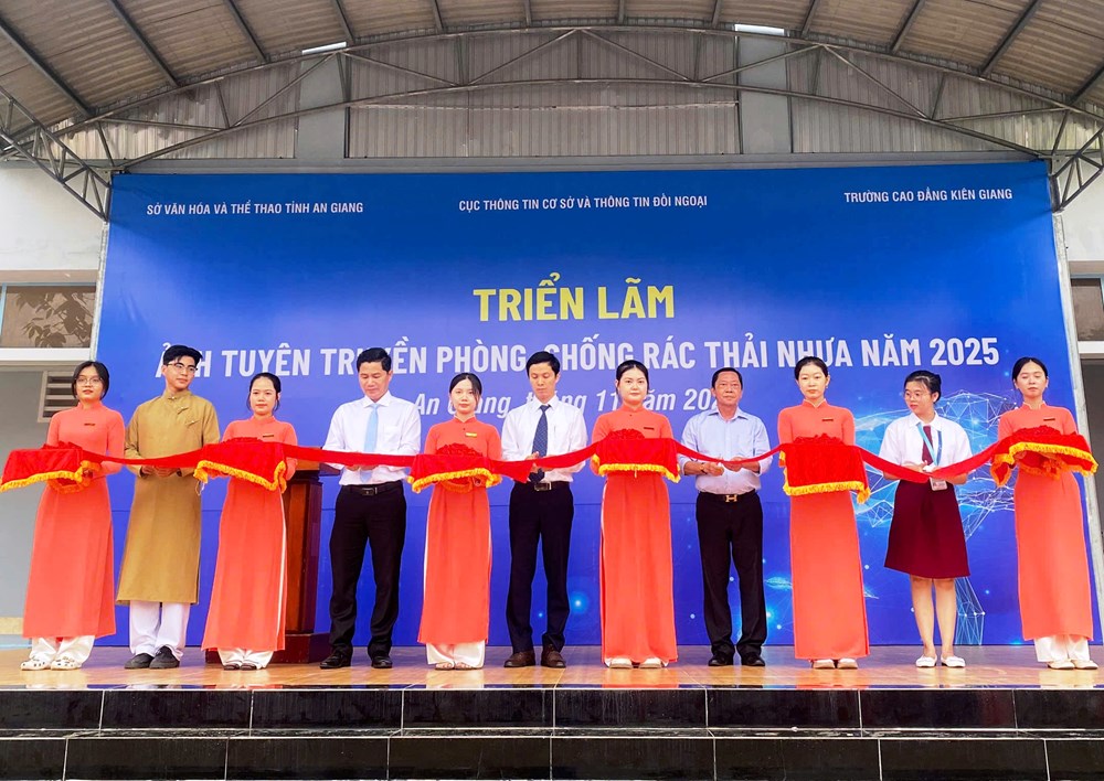 Triển lãm ảnh tuyên truyền về phòng, chống rác thải nhựa tại An Giang - ảnh 1