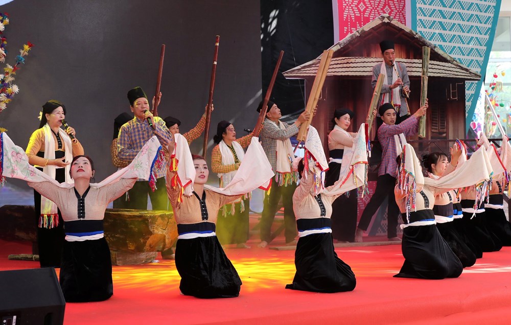 Đặc sắc Liên hoan nghệ thuật quần chúng và trình diễn trang phục dân tộc Mường - ảnh 11