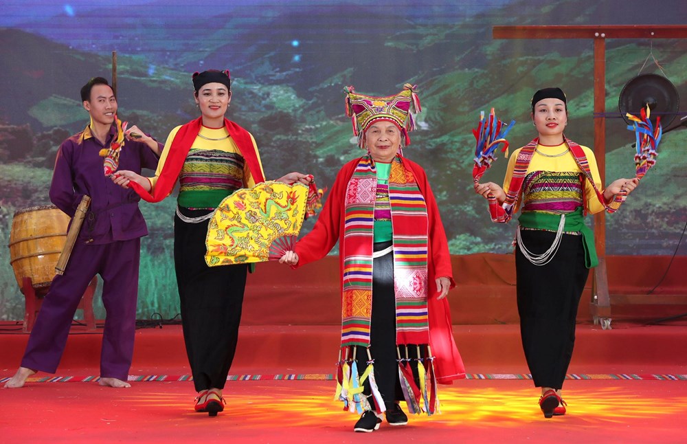 Đặc sắc Liên hoan nghệ thuật quần chúng và trình diễn trang phục dân tộc Mường - ảnh 1