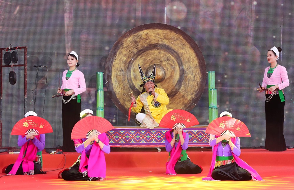 Đặc sắc Liên hoan nghệ thuật quần chúng và trình diễn trang phục dân tộc Mường - ảnh 17