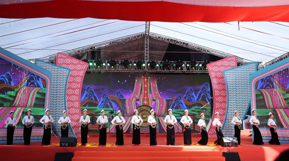 Đặc sắc Liên hoan nghệ thuật quần chúng và trình diễn trang phục dân tộc Mường - ảnh 12