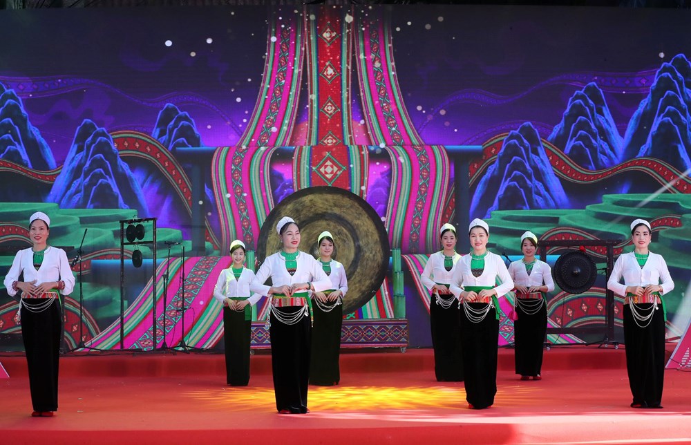 Đặc sắc Liên hoan nghệ thuật quần chúng và trình diễn trang phục dân tộc Mường - ảnh 7