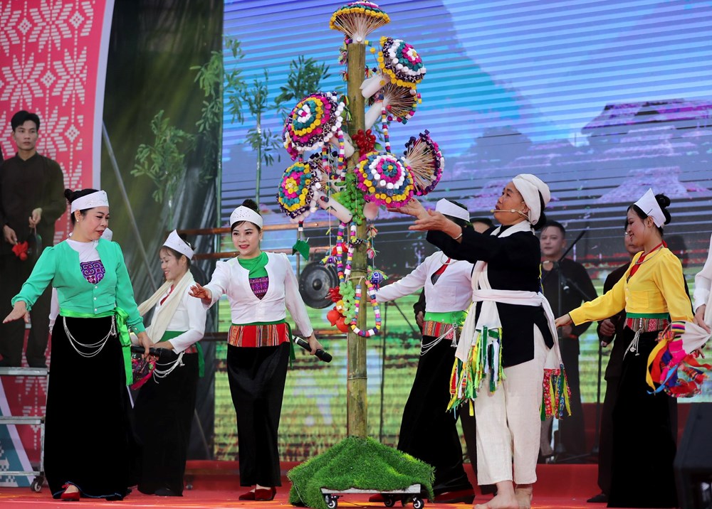 Đặc sắc Liên hoan nghệ thuật quần chúng và trình diễn trang phục dân tộc Mường - ảnh 19