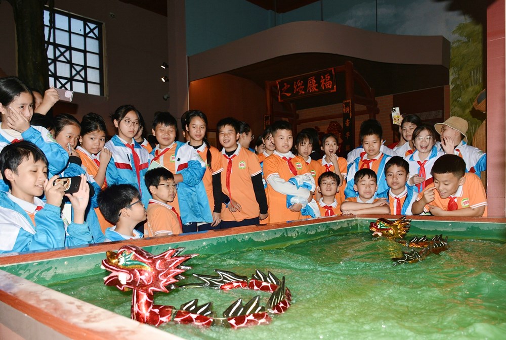 “Thắp lửa” tình yêu di sản văn hóa các dân tộc bằng giáo dục trải nghiệm - ảnh 2