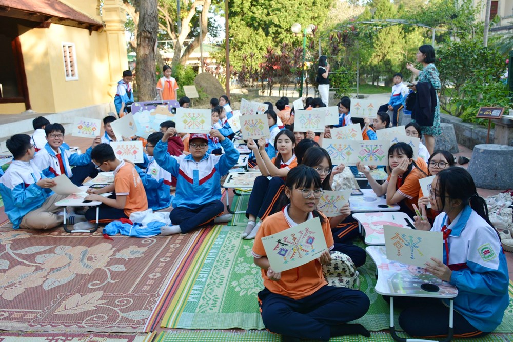 “Thắp lửa” tình yêu di sản văn hóa các dân tộc bằng giáo dục trải nghiệm - ảnh 3