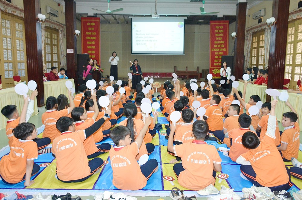 “Thắp lửa” tình yêu di sản văn hóa các dân tộc bằng giáo dục trải nghiệm - ảnh 6