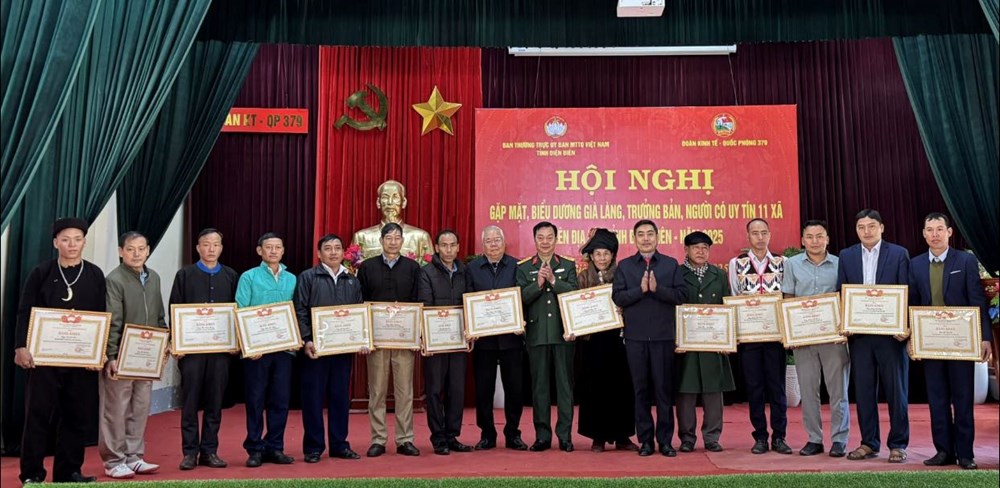 Gặp mặt, biểu dương già làng, trưởng bản, người có uy tín năm 2025 - ảnh 1