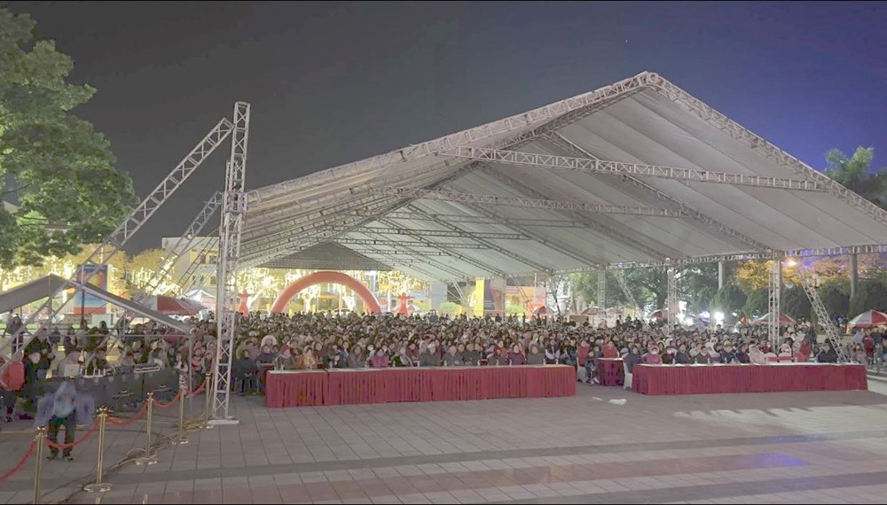 Hơn 1.000 người dân Điện Biên xem miễn phí phim “Mưa đỏ” - ảnh 3