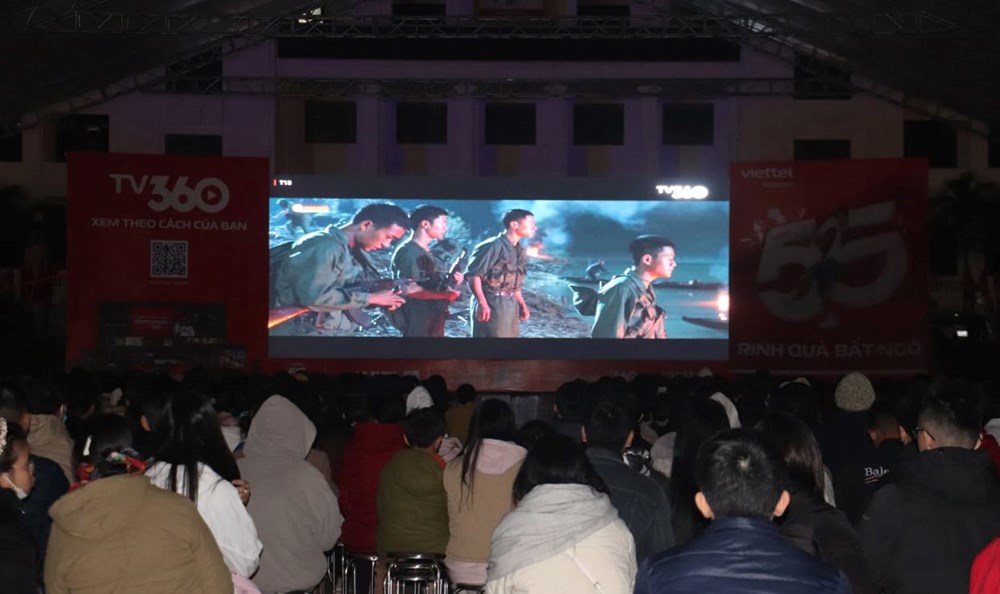 Hơn 1.000 người dân Điện Biên xem miễn phí phim “Mưa đỏ” - ảnh 2