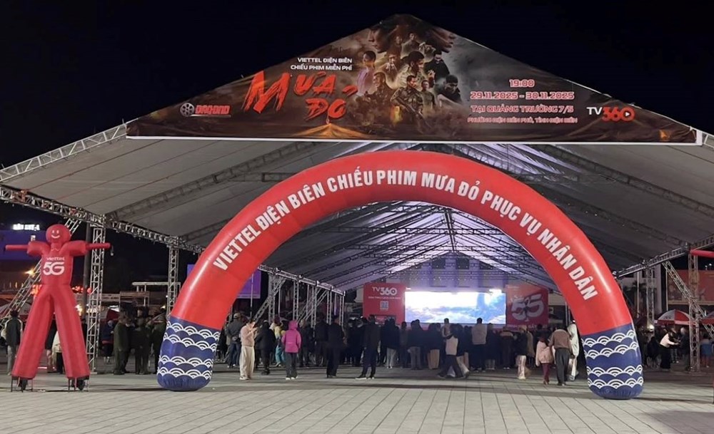 Hơn 1.000 người dân Điện Biên xem miễn phí phim “Mưa đỏ” - ảnh 1