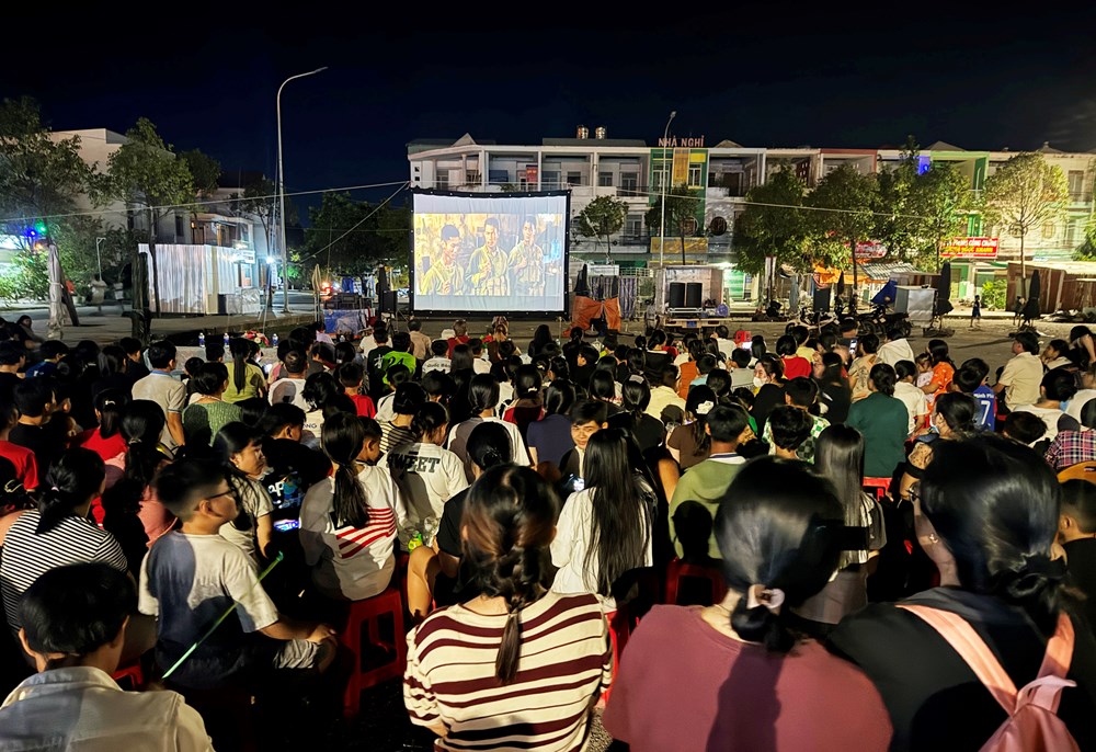 Khán giả An Giang vẫn sốt với phim “Mưa đỏ” - ảnh 1