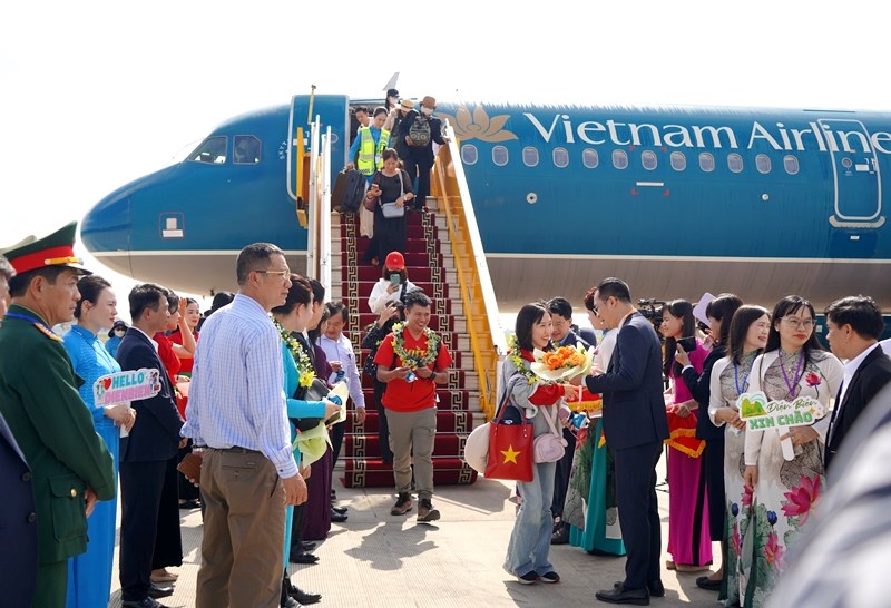 Đón hơn 100 hành khách đầu tiên bay thẳng từ TP. HCM đến Điện Biên - ảnh 1